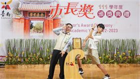 黃偉哲拼了！忍腰傷出席市長獎  與學生創意合照（業配勿用）