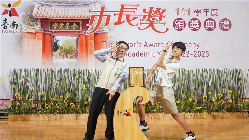 黃偉哲忍腰傷出席市長獎  與學生創意合照