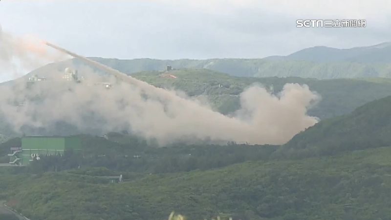 雷霆操演登場！火箭彈直衝天際場面震撼
