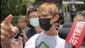 炎亞綸在警方陪同下返回住家搜索。（圖／記者楊忠翰攝影）