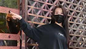 小紅老師到台北地檢署提告NONO。（圖/記者邱榮吉攝影）