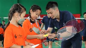 倫敦奧運男單國手許仁豪親自指導小學員。（圖／土地銀行提供）