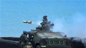 第四作戰區成立操演指揮部，納編陸軍裝甲542旅、564旅、機步269旅、 234旅、花防部、步訓部及海軍陸戰99旅反裝甲部隊，進行拖式飛彈實彈射擊鑑測。（圖/記者邱榮吉屏東攝影）