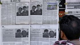 泰坦號5人死亡前一刻...黑暗中伴音樂永眠！富商父子生前相擁畫面曝。（圖／美聯社／達志影像）