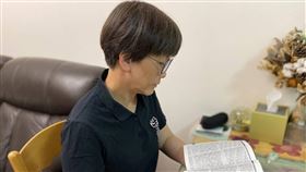 因悼念六四被捕七一仍走上街頭  港人拒絕遺忘李盈姿因上月到維園悼念六四而被拘捕，七一她仍堅持與朋友沿著昔日的遊行路線再走一次，為的就是不想忘記這些香港人重要的日子。她說，這些年間信仰及聖經給予她更大的力量去面傷痛。（受訪者提供）中央社記者陳沛冰傳真  112年7月3日