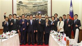 游錫(方方土)接見日本在野黨議員訪團（2）立法院長游錫(方方土)（前左5）3日在立法院接見及款宴日本「立憲．維新．國民超黨派台灣訪問團」，與訪團團長、國民民主黨籍眾議員前原誠司（前左4）等人一同合影留念。中央社記者裴禛攝  112年7月3日