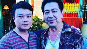 澎湖海鮮餐廳「后宮私廚」老闆葉韓毅(左)擅自來和高捷的合照當宣傳照。(圖/翻攝臉書)