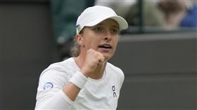 ▲波蘭球后斯威雅蒂（Iga Swiatek）成功晉級溫網第二輪。（圖／美聯社／達志影像）
