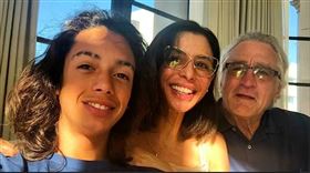 勞勃狄尼洛（右起）與繼女德瑞娜、孫子里安卓感情很好。（圖／翻攝IG）