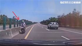 高雄77歲翁騎車彰化訪友　闖入西濱還逆向（圖／翻攝畫面）