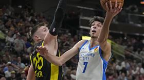  ▲雷霆霍格倫（Chet Holmgren）缺席上賽季後復出，隊友基迪（Josh Giddey）看好他拿最佳新秀。（圖／美聯社／達志影像）