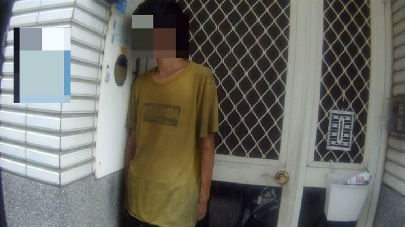 桃園男全身髒坐服務處門口　真相讓人鼻酸