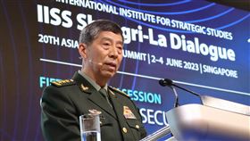 李尚福：對中美兩軍對話持開放態度中國國防部長李尚福4日在「香格里拉對話」發表演講，他回應與會者提問時表示，對中美軍事對話持開放態度，但中方對交流對話是有原則的。中央社記者侯姿瑩新加坡攝 112年6月4日