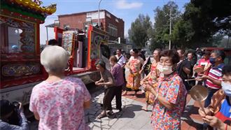 城隍爺首次踏上金門大橋　居民熱情迎接