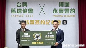 台籃T1兩隊結盟！雲豹執行長張建偉(中)、台灣菸酒公司董事長丁彥哲（左）出席記者會。（圖／記者蔡厚瑄攝影）