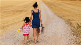 母女，牽手，散步，（示意圖／翻攝自Pixabay）