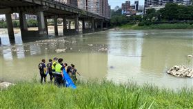 新店,碧潭橋,釣客,浮屍,