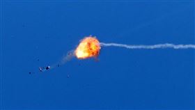 「雙聯裝刺針飛彈系統」、「復仇者飛彈車」分別精準命中靶機及靶彈。（圖/記者邱榮吉屏東攝影）