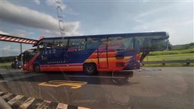 新北市一輛遊覽車誤撞限高桿。（圖／翻攝畫面）