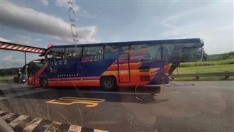 秒變敞篷…新北遊覽車撞限高桿「被削頂」