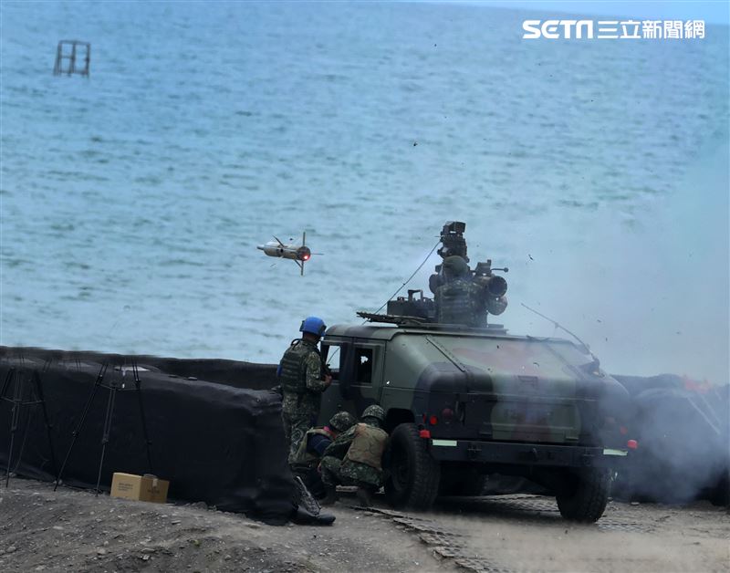 第四作戰區成立操演指揮部「天馬操演」進行拖式飛彈實彈射擊鑑測。（圖/記者邱榮吉屏東攝影）