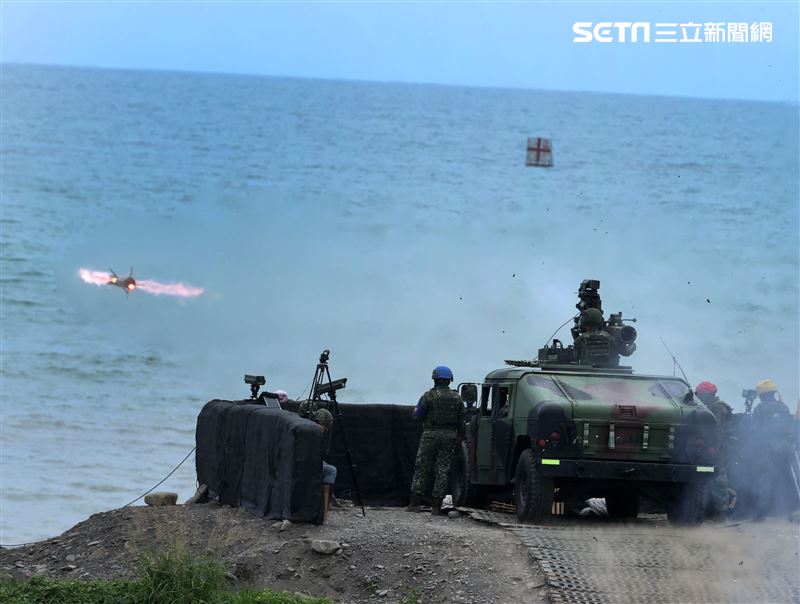 第四作戰區成立操演指揮部「天馬操演」進行拖式飛彈實彈射擊鑑測。（圖/記者邱榮吉屏東攝影）