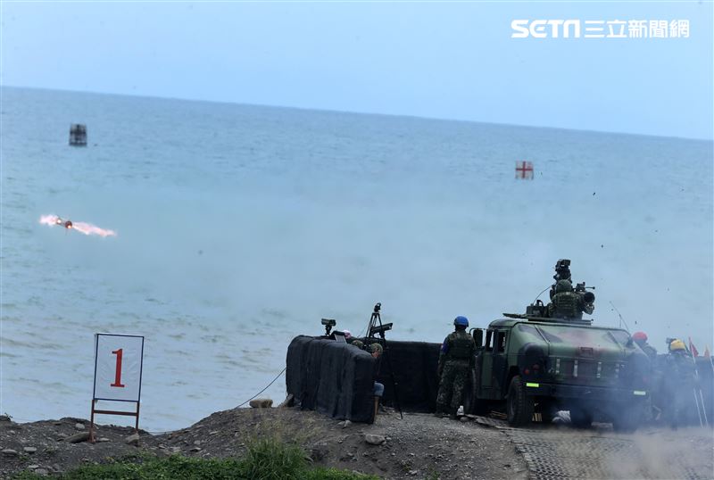 第四作戰區成立操演指揮部「天馬操演」進行拖式飛彈實彈射擊鑑測。（圖/記者邱榮吉屏東攝影）