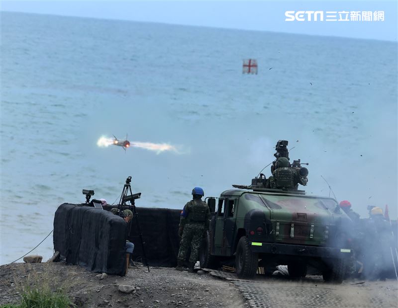 第四作戰區成立操演指揮部「天馬操演」進行拖式飛彈實彈射擊鑑測。（圖/記者邱榮吉屏東攝影）