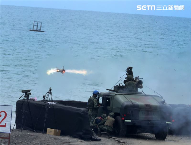 第四作戰區成立操演指揮部「天馬操演」進行拖式飛彈實彈射擊鑑測。（圖/記者邱榮吉屏東攝影）