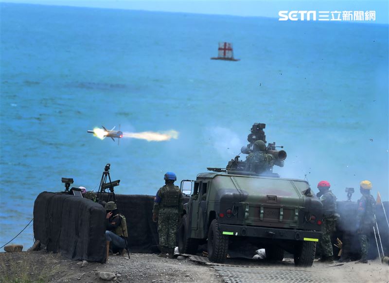 第四作戰區成立操演指揮部「天馬操演」進行拖式飛彈實彈射擊鑑測。（圖/記者邱榮吉屏東攝影）