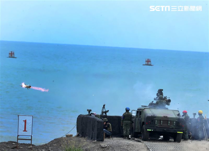 第四作戰區成立操演指揮部「天馬操演」進行拖式飛彈實彈射擊鑑測。（圖/記者邱榮吉屏東攝影）