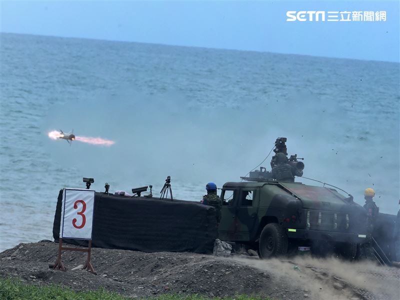 第四作戰區成立操演指揮部「天馬操演」進行拖式飛彈實彈射擊鑑測。（圖/記者邱榮吉屏東攝影）
