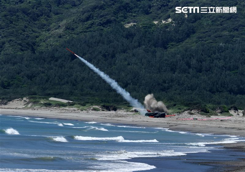 中科院發射靶彈讓「雙聯裝刺針飛彈系統」、「復仇者飛彈車」實彈射擊。（圖/記者邱榮吉屏東攝影）