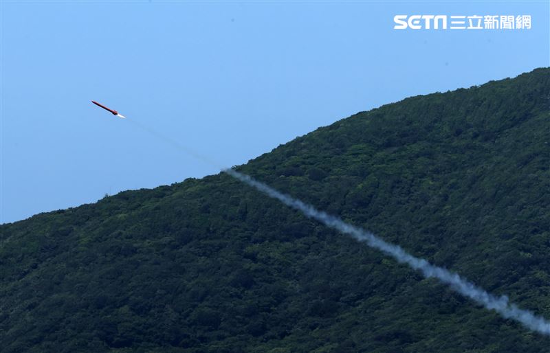 中科院發射靶彈讓「雙聯裝刺針飛彈系統」、「復仇者飛彈車」實彈射擊。（圖/記者邱榮吉屏東攝影）