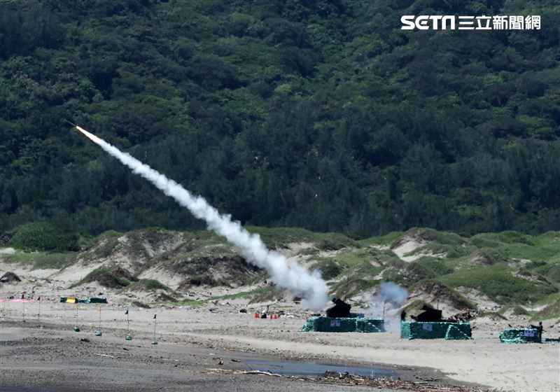 「復仇者飛彈車」實彈射擊。（圖/記者邱榮吉屏東攝影）