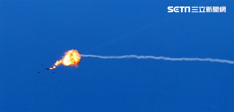 「雙聯裝刺針飛彈系統」、「復仇者飛彈車」分別精準命中靶機及靶彈。（圖/記者邱榮吉屏東攝影）