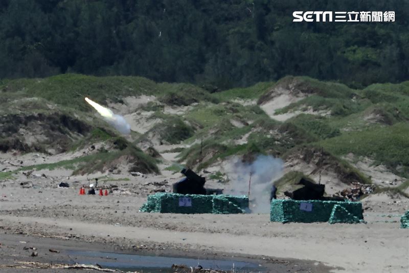 「復仇者飛彈車」實彈射擊。（圖/記者邱榮吉屏東攝影）