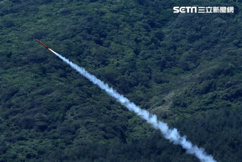 中科院發射靶彈讓「雙聯裝刺針飛彈系統」、「復仇者飛彈車」實彈射擊。（圖/記者邱榮吉屏東攝影）