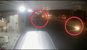 澎湖縣長陳光復公務車事故，重機倒地刮出一地火花。（圖／翻攝畫面）