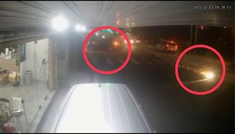 澎湖縣長公務車遭攔腰撞！重機摔倒一團火