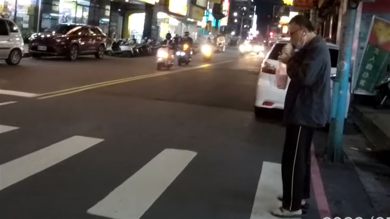 行人站斑馬線上嗑美食　騎士呆等不敢走