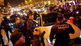 法國非裔青少年遭員警射殺事件引發各地連日來暴動（圖／路透社／達志影像）