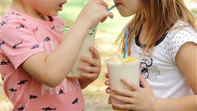 兒童，喝飲料(圖/翻攝自PIXABAY)