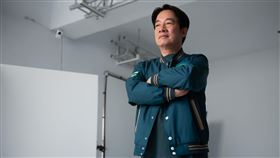 民進黨總統參選人賴清德利用週日先進棚進行募款小物照片拍攝，特地穿上白T、牛仔褲搭配Team Taiwan外套。（圖／賴清德競辧提供)