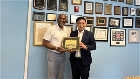 民進黨立委趙天麟近日受邀赴美參與「台灣人夏令會」巡迴演講，今（4日）與美國眾議院外交委員會首席議員米克斯（Gregory Meeks）進行拜會。(圖/趙天麟提供)