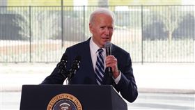 拜登出席台積電移機典禮  宣布美國製造業回歸美國總統拜登出席台積電亞利桑那州鳳凰城晶圓廠移機典禮，宣布美國製造業回歸，說新廠主要在打破美對外國製造商在關鍵零件的危險依賴，更說此廠關係到全美和全球。中央社記者江今葉鳳凰城攝  111年12月7日