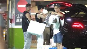 ▲路人經過時炎亞綸的眼神相當戒備。（圖／本刊攝影組）