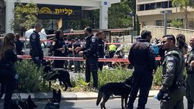 特拉維夫恐攻  以色列警方封鎖現場以色列大城特拉維夫4日中午發生恐攻，恐怖分子開車衝撞巴士站人群後，下車持刀刺傷民眾，恐怖分子被在場的民眾擊斃後，警方隨後封鎖現場。中央社記者賴素芬特拉維夫攝  112年7月4日