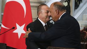 今年3月18日埃及外交部長Sameh Shoukry（右）在一場新聞發布會後，當眾擁抱土耳其外交部長Mevlut Cavusoglu，留下兩國破冰的歷史性一幕。（圖／美聯社／達志影像）