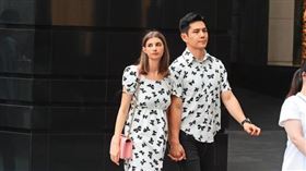 佳娜（左）背著香奈兒的Boy系列包，她的小腹隆起，祖雄回應表示，有好消息會公布。（圖／鏡週刊提供）